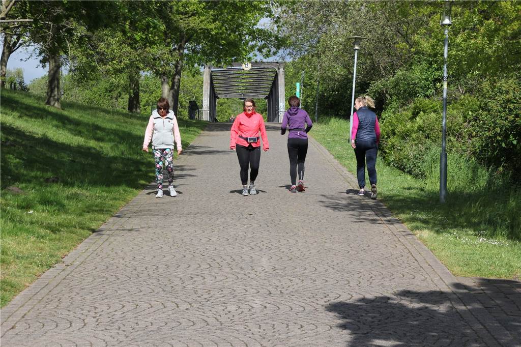 Diese Joggerinnen hatten den Seepark fast für sich alleine.