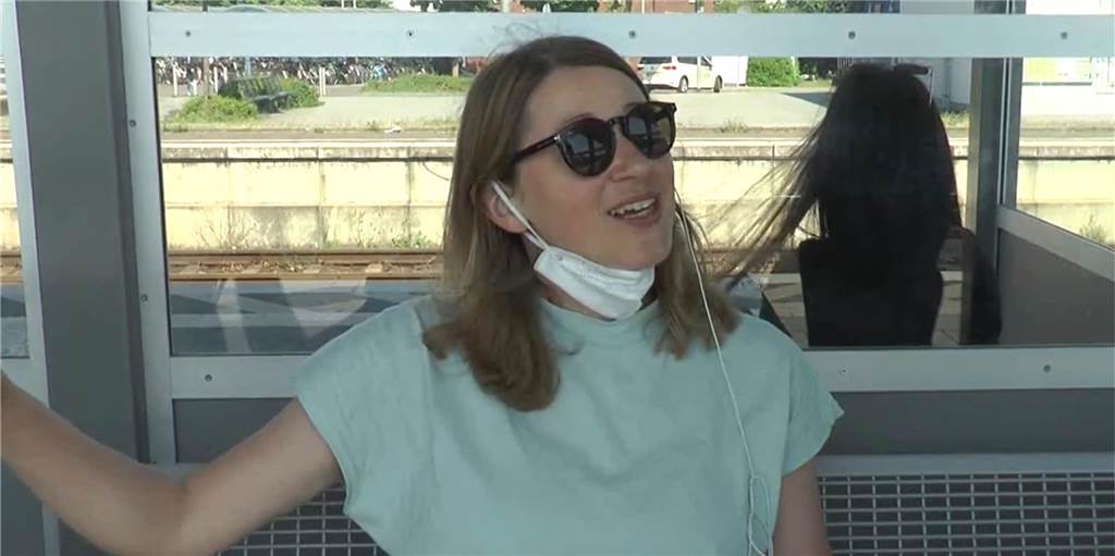 Video-Umfrage: Die Reise zur Nichte kostet bald nur noch die Hälfte Diese junge Mutter freut sich auf das 9-Euro-Ticket.