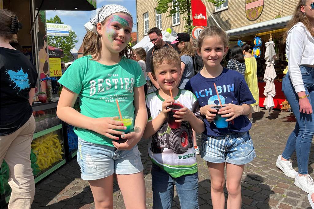 Diese jungen Besucher ließen sich in der Sonne ein leckeres Slush-Eis schmecken.