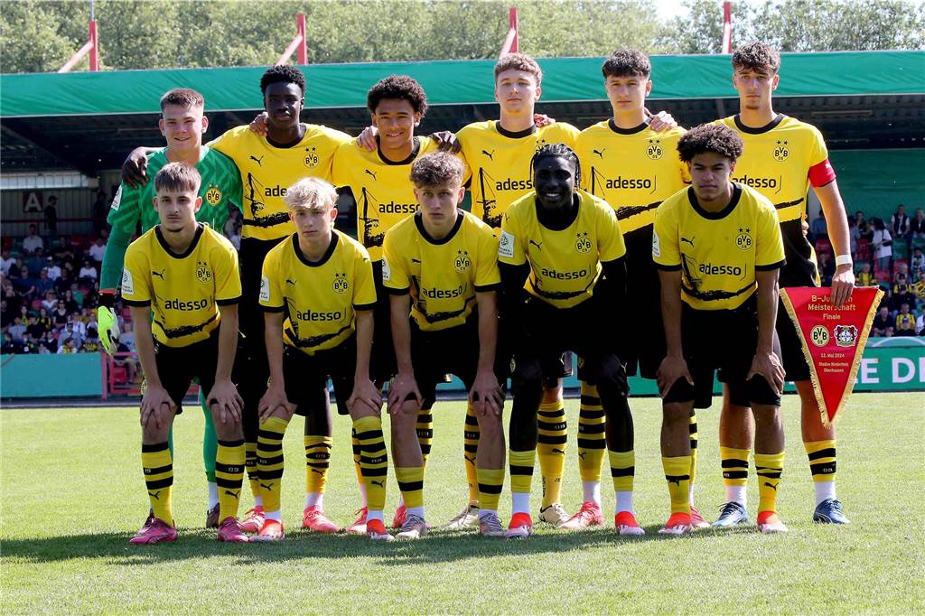 Joker Riedl köpft BVB-U17 gegen Leverkusen zum Titel: „So ein Spiel habe ich noch nie erlebt“ Die BVB-Spieler posieren für ein Mannschaftsfoto.