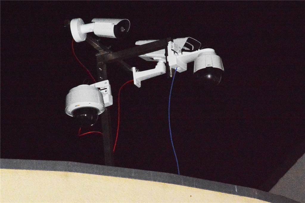 Videoüberwachung: Kameras irritieren Passanten in der Münsterstraße Diese Kameras standen auf einem Flachdach an der Münsterstraße.