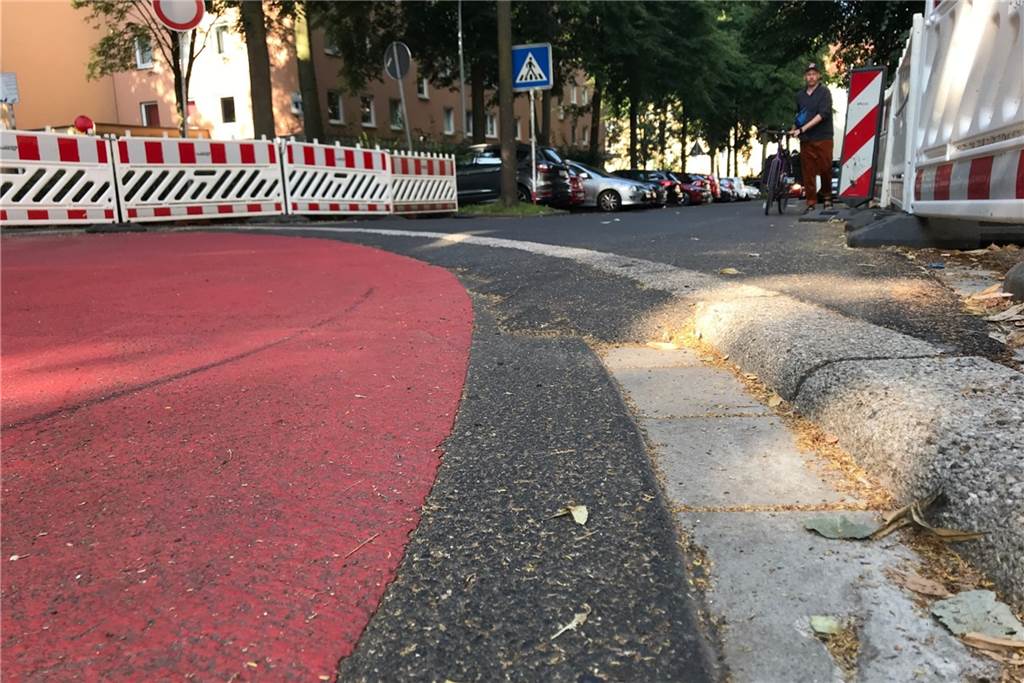 Schnellweg für Radfahrer durch Dortmund: Wie gut ist er tatsächlich? Diese Kante könnte zur Fall für Radfahrer werden, hatte Fricke kritisiert. Die Stadt reagierte schnell.