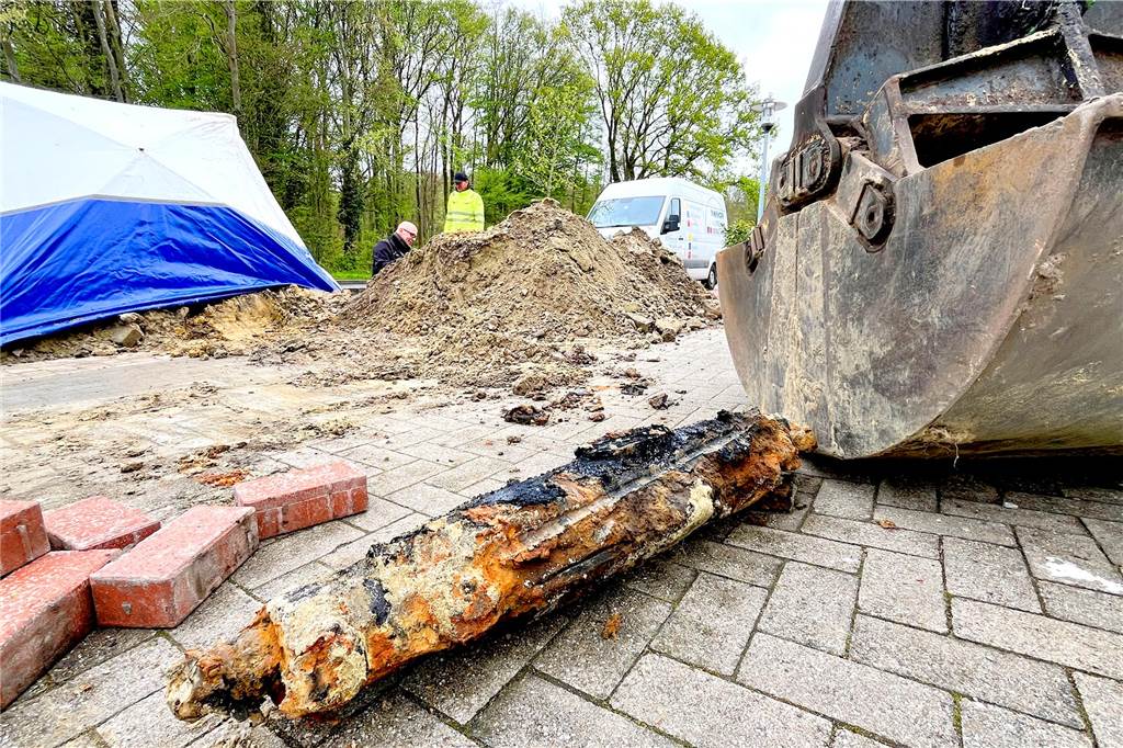 Baustelle nach Stromausfall in Ahaus. Diese kaputte Muffe hatte die Störung ausgelöst, von der fast das gesamte Stadtgebiet betroffen war.