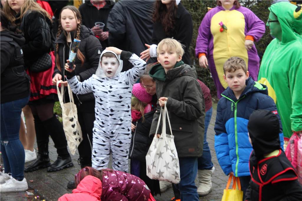Diese Kinder fragen sich das auch: Wann kommen die Kamelle?