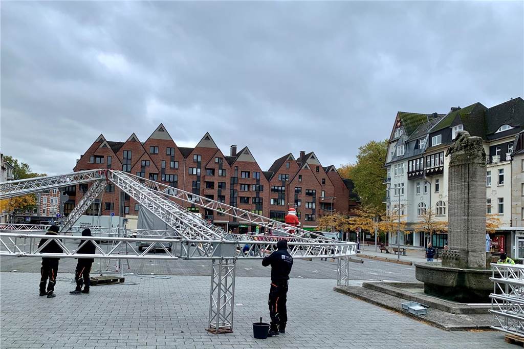 Aufbau für Weihnachtsdorf beginnt: Stadt sperrt Marktplatz phasenweise komplett Diese Konstruktion trägt den Zelt-Schirm auf der Veranstaltungsfläche. Das Weihnachtsdorf wird ab dem 5.11. in Castrop aufgebaut.