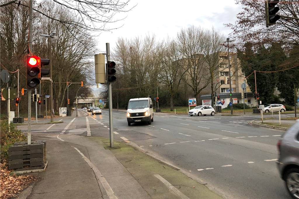 Diese Kreuzung an Flughafenstraße, Buschei und Drosselweg soll seit vielen Jahren durch einen Kreisverkehr ersetzt werden. Passiert ist bislang nichts.