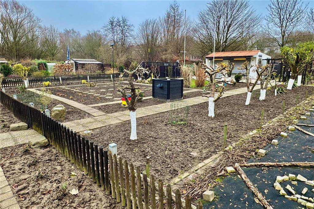 Kleingartenanlage „Am Massbruch“: Vandalismus und teurer Bach-Umbau Gartenlaube.