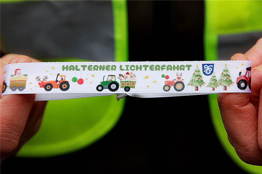 Trecker leuchten wieder für den guten Zweck: Lichterfahrt quer durch Haltern am 30. November Diese Lichterfahrt-Bändchen können an fünf Vorverkaufsstellen erworben werden.