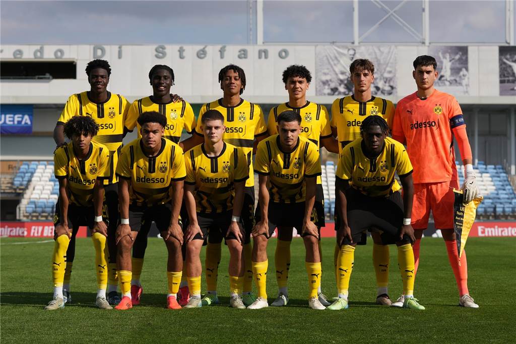 BVB-U19 kann bei Real Madrid großen Schritt machen: Youth League im Live-Ticker Die BVB-U19 posiert vor dem Spiel.