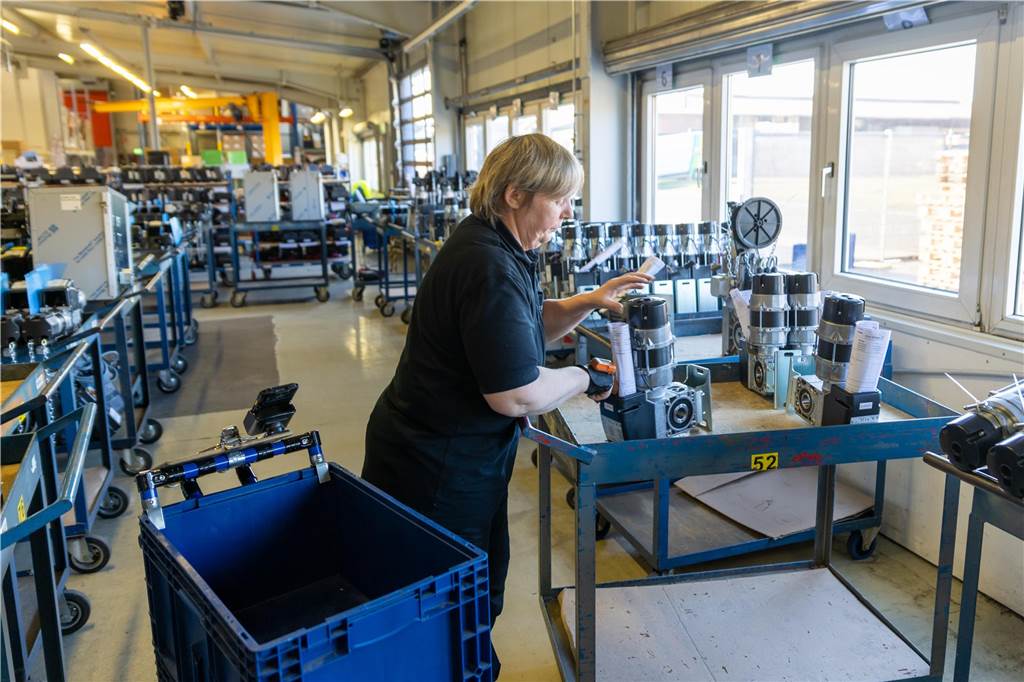 Marantec-Standort Legden ist längst reif für die Insel(n) Diese Mitarbeiterin erledigt die Kommissionierung nach dem System "Pick by Light", scannergestützt.