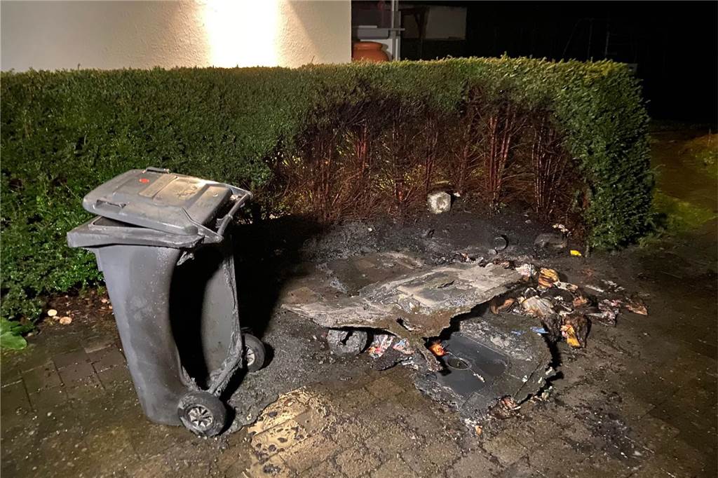 Silvester: Containerbrände mit Folgen in Mengede, Huckarde und Bodelschwingh Diese Mülltonne brannte ab bei einer leichtsinnigen Spielerei mit Feuerwerkskörpern. Zum Glück entstand an Silvester 2023 in Dortmund-Bodelschwingh aber kein weiterer Schaden.
