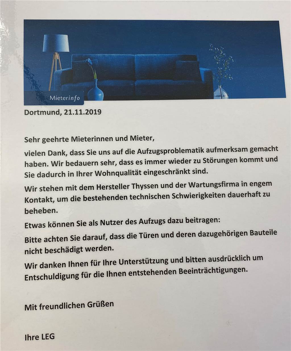 Diese Nachricht hängt seit November an der Tür des Mehrfamilienhauses. Eine Unverschämtheit, finden die Mieter.