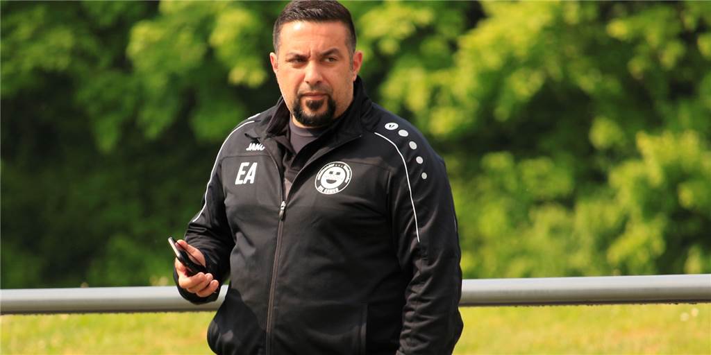 VfL Kamens Trainer Emre Aktas nach Staffeleinteilung fassungslos: „Eine absolute Katastrophe“ Diese Nachrichten dürften Emre Aktas nicht so gut schmecken: Der VfL Kamen spielt in der kommenden Saison nicht in der Bezirksliga 8, sondern muss weitere Fahren auf sich nehmen.
