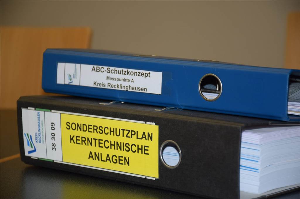 Atomunfall: Wie sich der Kreis Recklinghausen auf eine Katastrophe vorbereitet Diese Ordner der Kreisverwaltung enthalten Vorgaben, wie der Katastrophenschutz bei einem Nuklearunfall vorzugehen hat.