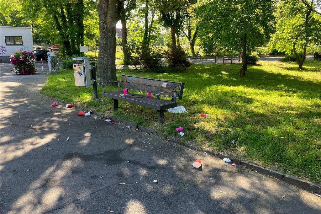 Immer wieder Vandalismus an Bushaltestelle Parkbank, Kurl, Dortmund