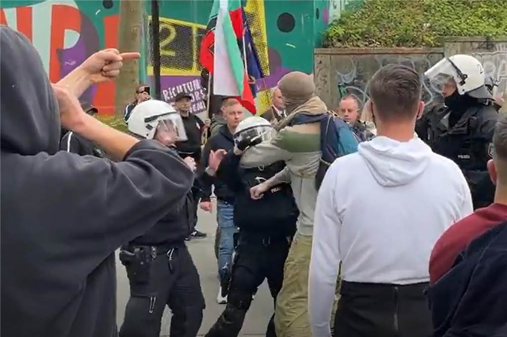 Verdächtige Infostände in der City: Innenminister informiert über Extremisten Demonstrant versucht eine Polizei-Kette zu durchbrechen.