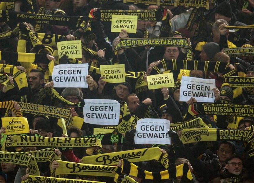 Vor Pokal-Spiel: BVB positioniert sich gegen Gewalt Diese Plakate präsentierten die BVB-Fans vor dem Anpfiff der Partie gegen Berlin.