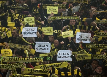 Diese Plakate präsentierten die BVB-Fans vor dem Anpfiff der Partie gegen Berlin.