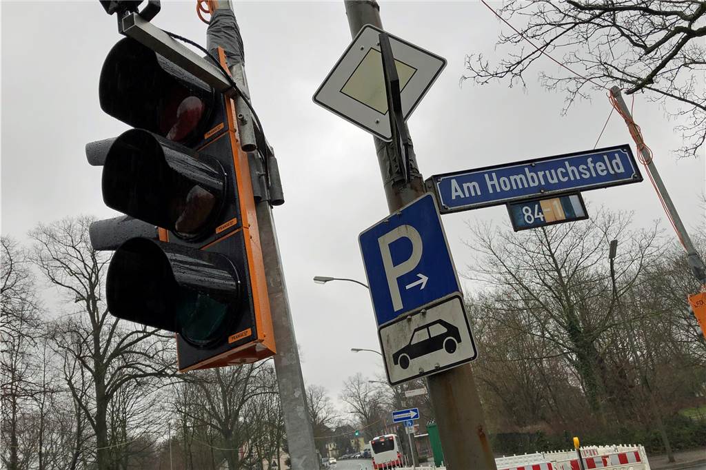 Die dritte Großbaustelle kommt und sorgt für drei Kilometer Umweg Diese provisorische Ampel an der Stockumer Straße wird am 18. Februar in Betrieb gehen. Dann wird es an der Kreuzung zum Hombruchsfeld einspurig.