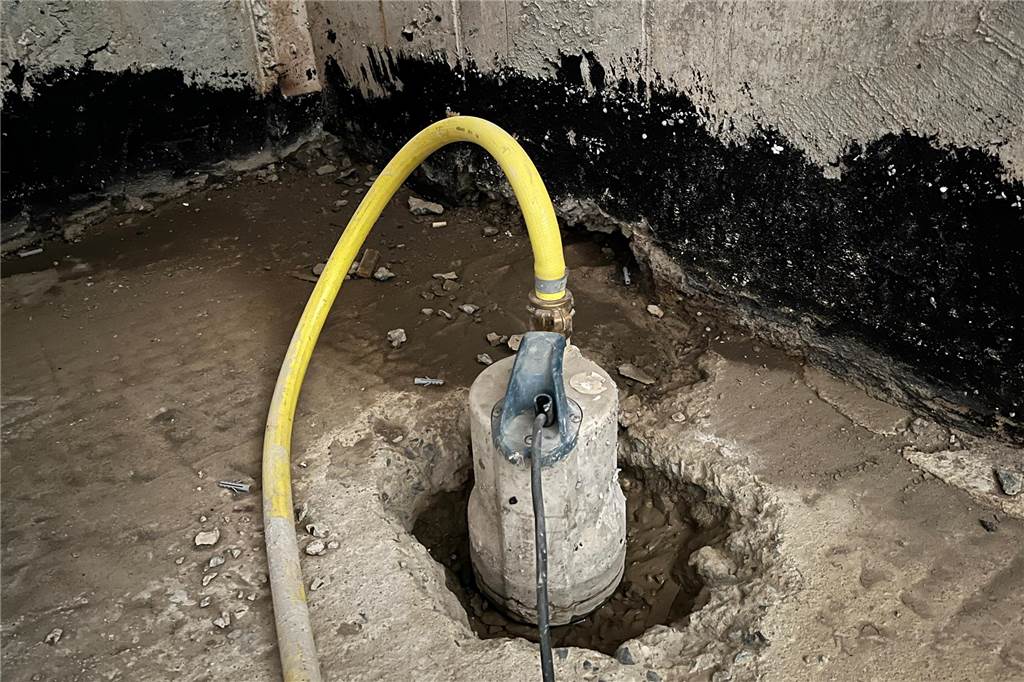 Pfusch am Bau, Geld weg und alleingelassen auf der Baustelle Eine Pumpe in einem feuchten Keller in Castrop-Rauxel am Bärenplatz in Deininghausen.