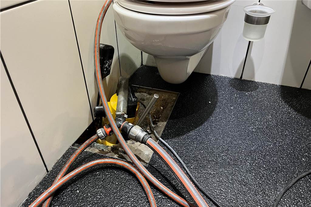 Grundwasser drückt in Keller von Dorstener Familie: „Ich habe geheult“ Diese Pumpe soll laut Carsten Schmidt bereits 40.000 Liter Wasser in die Kanalisation gepumpt haben.