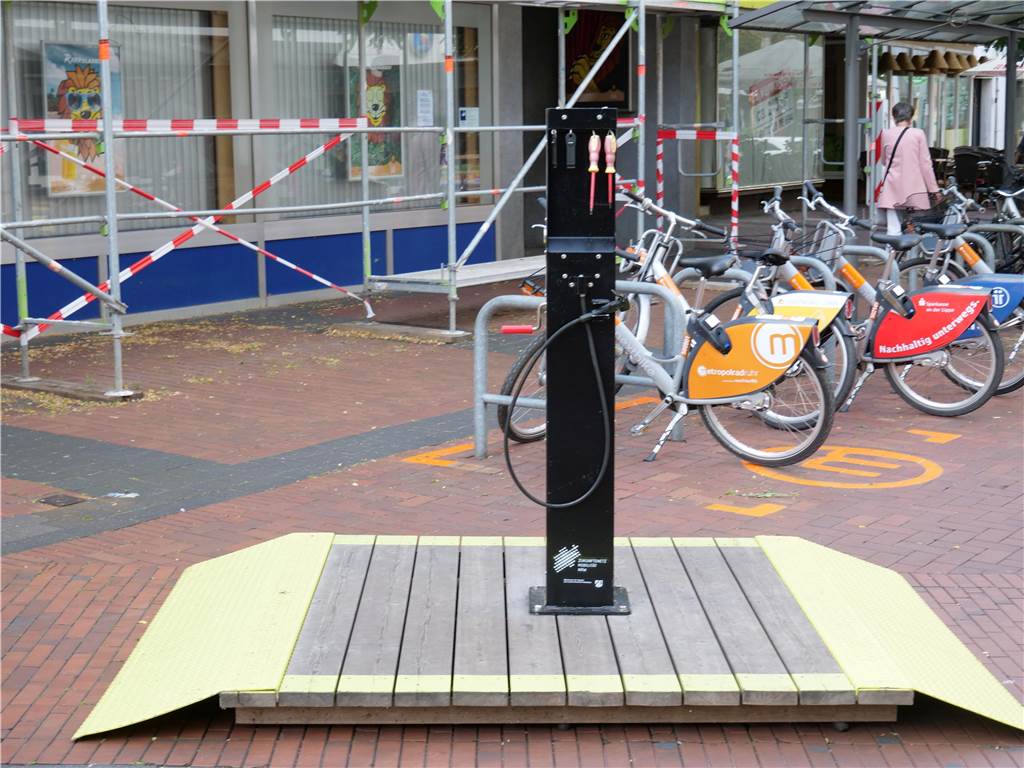 Neugestaltung in der Innenstadt: Politik entscheidet über Poller-Test für Münsterstraße Diese Radsteele verfügt über Werkzeug für kleinere Fahrrad-Reparaturen.