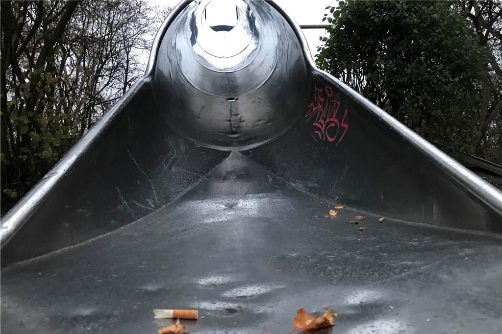 Die Spielplatz-Frage von Castrop-Rauxel Diese Rutsche im Spielplatz im Volkspark Ickern soll auch schon mal zum Herunterpinkeln genutzt werden, sagen Zeugen. Eigentlich hat der Spielplatz im Wald viel Potenzial.