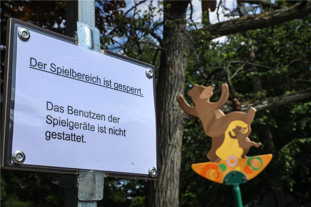 Spielplätze in Dortmund öffnen wieder - mit Mindestabstand und Masken Diese Schilder auf dem Spielbogen im Westfalenpark werden am Donnerstag (7.5.) verschwunden sein.