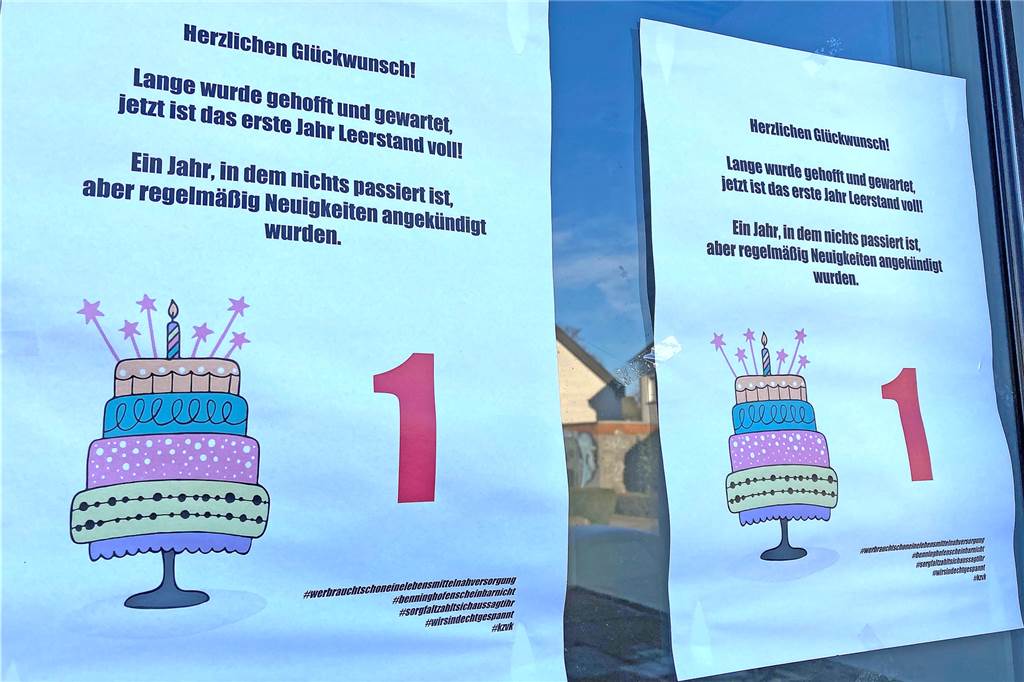 Ehemaliger Rewe-Getränkemarkt an der Overgünne hat neuen Mieter Diese Schilder hängen am Schaufenster des früheren Supermarktes. Eigentümerin der Immobilie ist die Kirchliche Zusatzversorgungskasse, die bisher keinen Nachmieter präsentieren konnte.