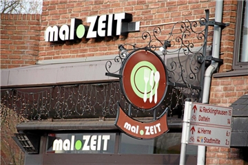 Diese Schilder werden ersetzt: Hier zieht das „834“, ein Restaurant mit der Spezialisierung auf hochwertige Burger, ein. Eröffnung ist nächsten Donnerstag.