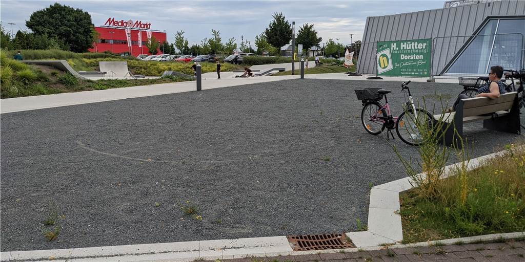 Stadt Dorsten zu Schotterplatz am Treffpunkt: „Hier die ökologischste Bauweise“ Schotterfläche am Treffpunkt Altstadt in Dorsten
