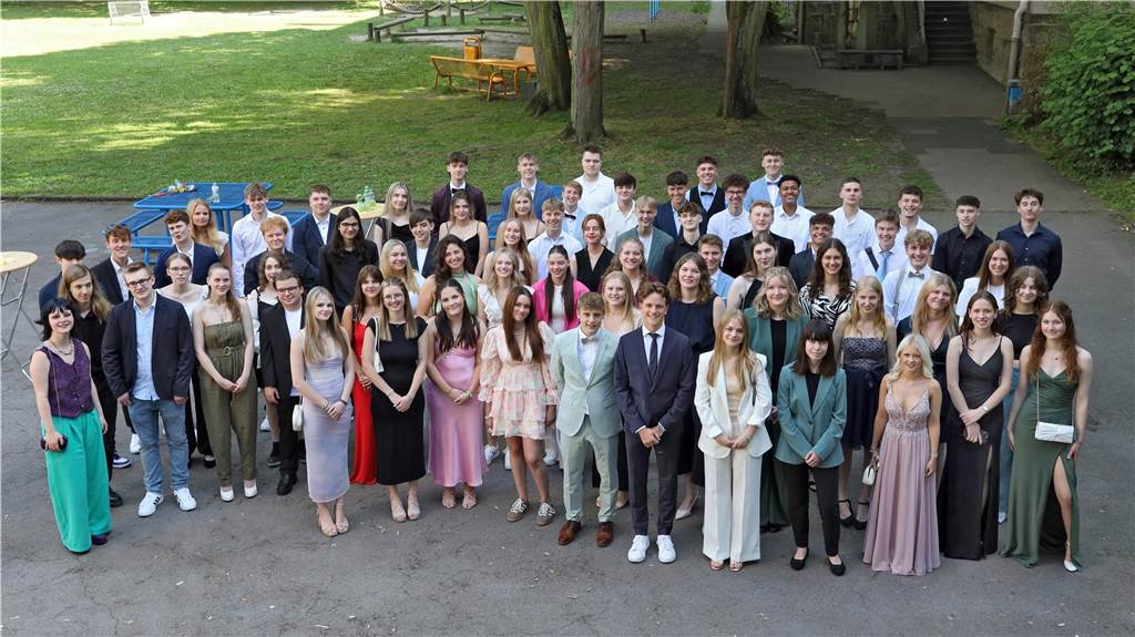 Diese Schülerinnen und Schüler haben das Abitur am Ernst-Barlach-Gymnasium bestanden und feierten am vergangenen Freitag, 28. Juni, ihren Abschluss.