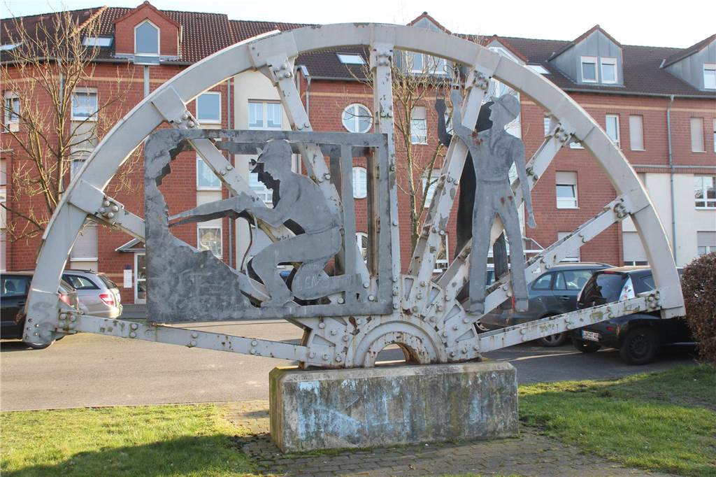IGBCE stellt Antrag auf „Kunstwerk“ auf einem Kreisverkehr Eine Seilscheibe, die auf dem Verkehrshof Lünen-Brambauer steht.