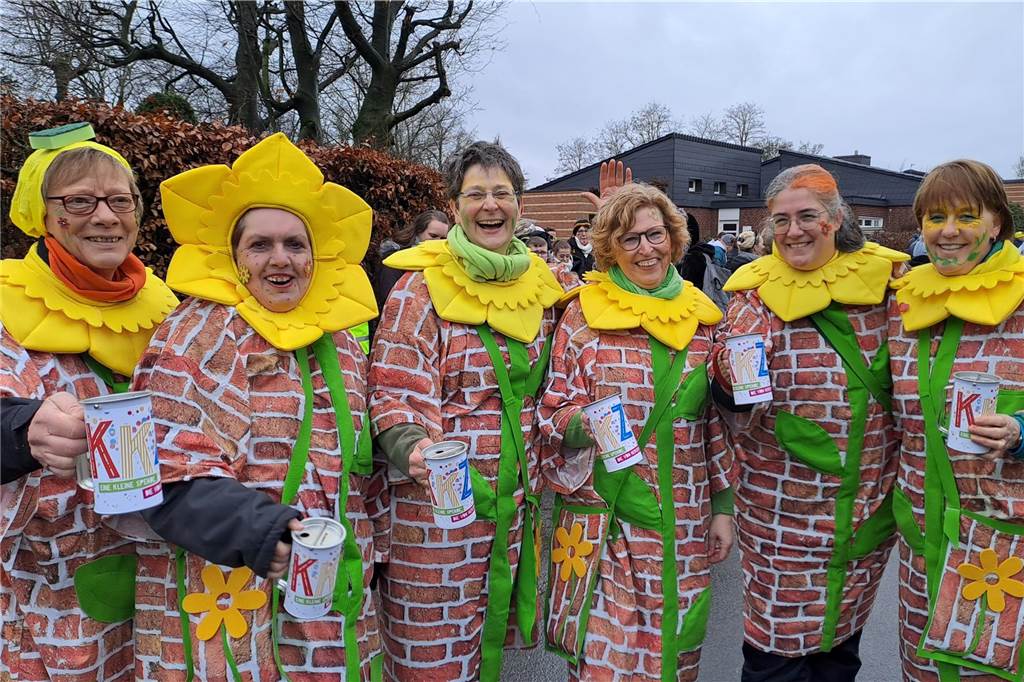 Kinderkarnevalszug: Die Holsterhausener können es noch! Diese Sonnenblumen wollten mit ihren Spendendosen vor Beginn des Zugs dafür sorgen, dass auch im kommenden Jahr genügend Geld für den nächsten Zug da ist.
