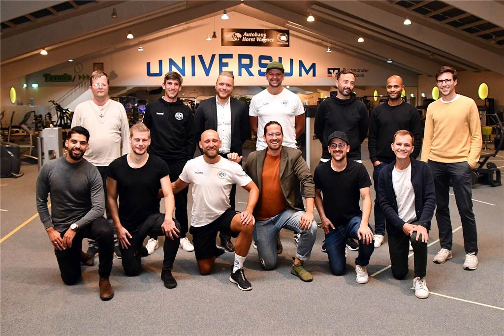 ASC-Treffen: Freitags-Pizza, Mallorca-Reisen und Flanken, die zur Gefahr wurden Diese Spieler waren zum Ehemaligentreffen gekommen (In Klammern ihre heutige Tätigkeit): Karsten Langer (Betreuer), Tim Schwarz (Trainer ASC 2), Daniel Diaz (Karriereende), David Steindor (Co-Trainer ASC 2), Daniel Rios (Co-Trainer BVB A-Junioren), Francis Bugri (Karriereende), Patrick Dedner (Karriereende); Vorne v.l.: Hamza El Hamdi (Juniorentrainer Hombrucher SV), Claas Heinze (Borussia Freialdenhoven), Dominik Altfeld (Sportlicher Leiter ASC 2), Christian Werner (Karriereende), Simon Rudnik (Kirchhörder SC) und Alex Rotgang (Viktoria Kirchderne).