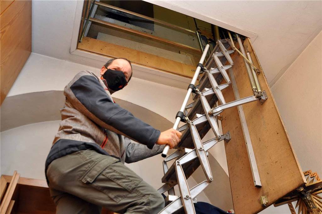 Das Jesuskind wartet hinter Schranktüren auf das Weihnachtsfest Diese steile Treppe muss Friedbert Wefringhaus hinauf, um die gelagerten Krippen-Utensilien für den Aufbau zu erreichen.
