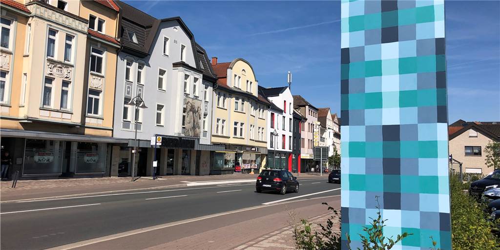 Wikult Selm wird 30: Der Verein für die Aha-Effekte in der Stadt Diese Stele steht am Kreisverkehr Kreisstraße/Beifanger Weg/Landsbergstraße. Insgesamt elf dieser Kunstwerke, einst von Gymnasiasten geschaffen, stehen seit fast 20 Jahren in Selm. Dank des Wirtschafts- und Kulturfördervereins Selm.