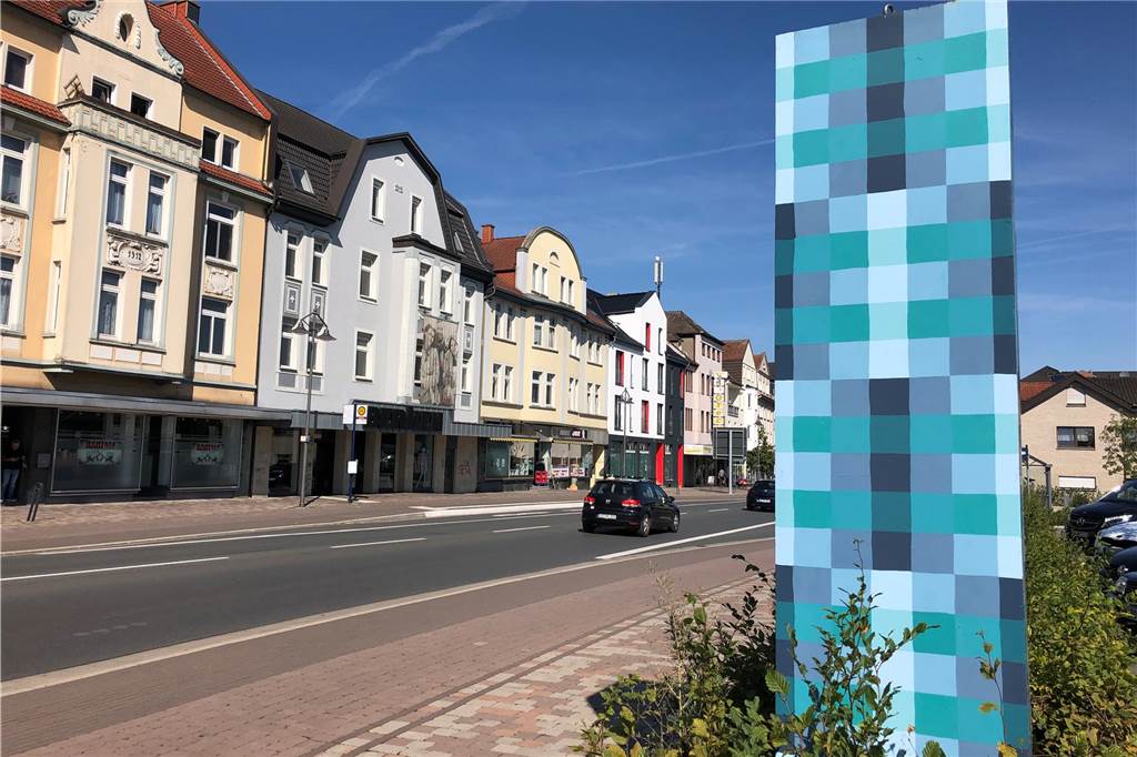 Diese Stele steht am Kreisverkehr Kreisstraße/Beifanger Weg/Landsbergstraße. Insgesamt elf dieser Kunstwerke, einst von Gymnasiasten geschaffen, stehen seit mehr als 20 Jahren in Selm.