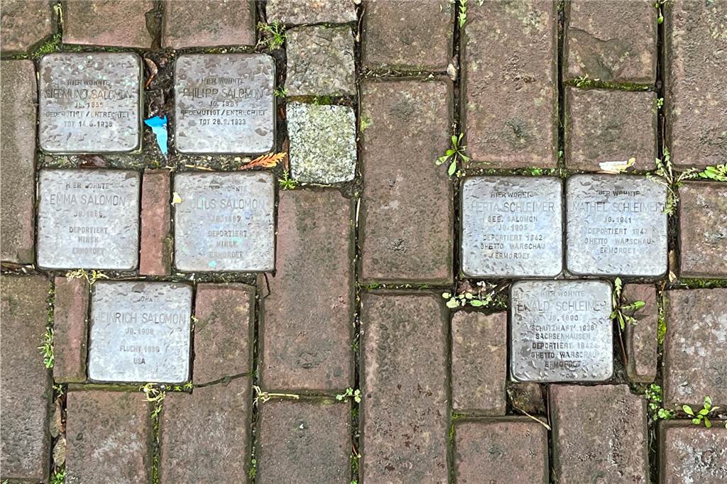 Warum tragen Wernes Straßen nicht die Namen von jüdischen Mitbürgern? Diese Stolpersteine liegen vor dem einstigen Haus der Familie Salomon an der Burgstraße.