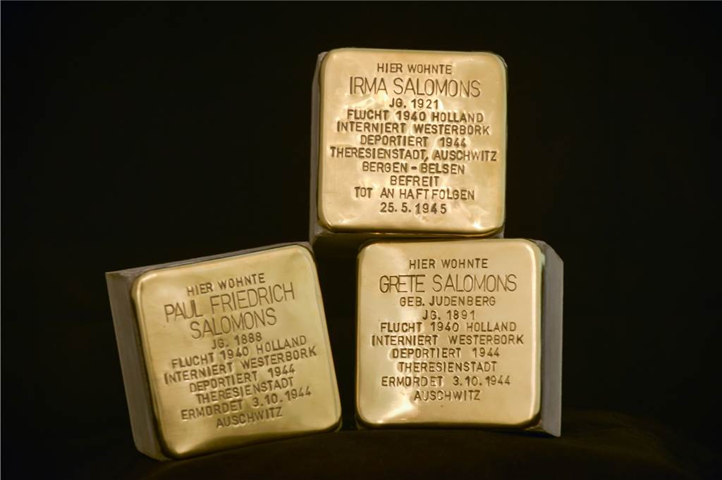 Diese Stolpersteine werden zur Erinnerung an die Familie Salomons verlegt.