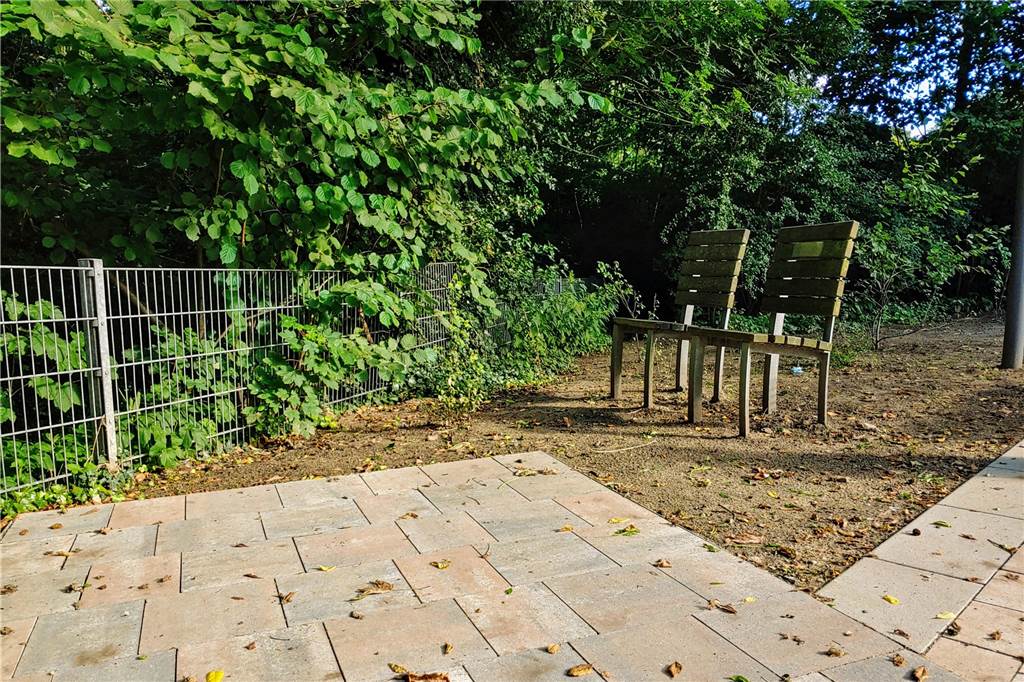 Spielplatz-Test im neuen Finkennest: Bleibt das mit dem Sumpf so? Diese Stühle wirken im ersten Moment fehl am Platz. Sie sind aber Teil eines Kunstprojekts und waren schon vor der Umgestaltung des Finkennests vorhanden.