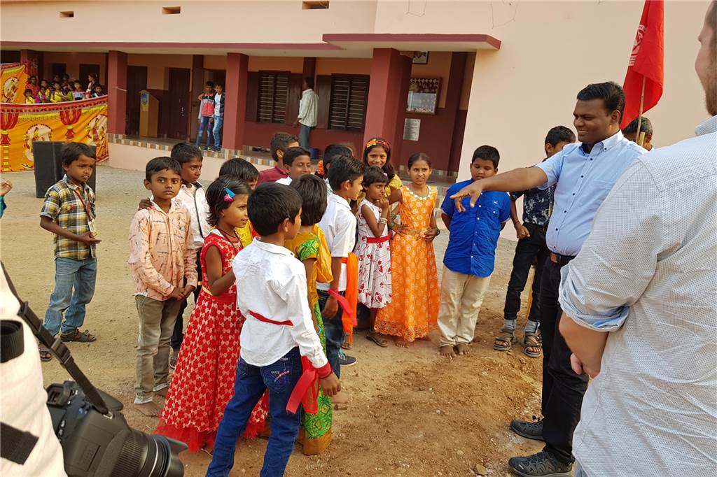 Schule in Indien ist nur durch Spenden aus Südlohn und Oeding möglich Im Dorf Patharlapadu unterhält der Orden Pater Rajus, die Province of the Herald of Good News, eine Schule. Dort waren Pater Raju Peter und die Südlohner zu Gast.
