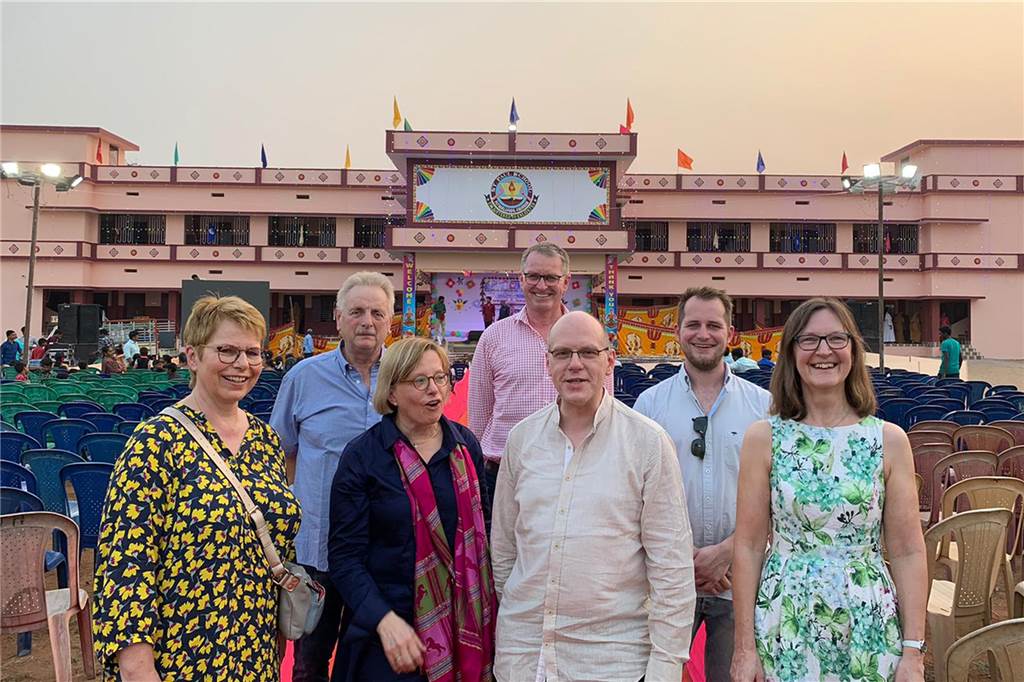 Schule in Indien ist nur durch Spenden aus Südlohn und Oeding möglich Diese Südlohner besuchten mit Pater Raju Peter die Schule, die ihren fünften Geburtstag feierte und die Einweihung der aufgestockten Etage feierte.