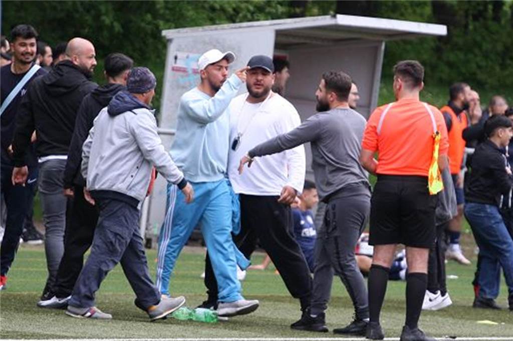 Osmanlispor legt Berufung gegen Punktverlust ein: Relegationsspiele ausgesetzt Diese Szenen sorgten für den Spielabbruch zwischen RW Germania und Osmanlispor Dortmund.