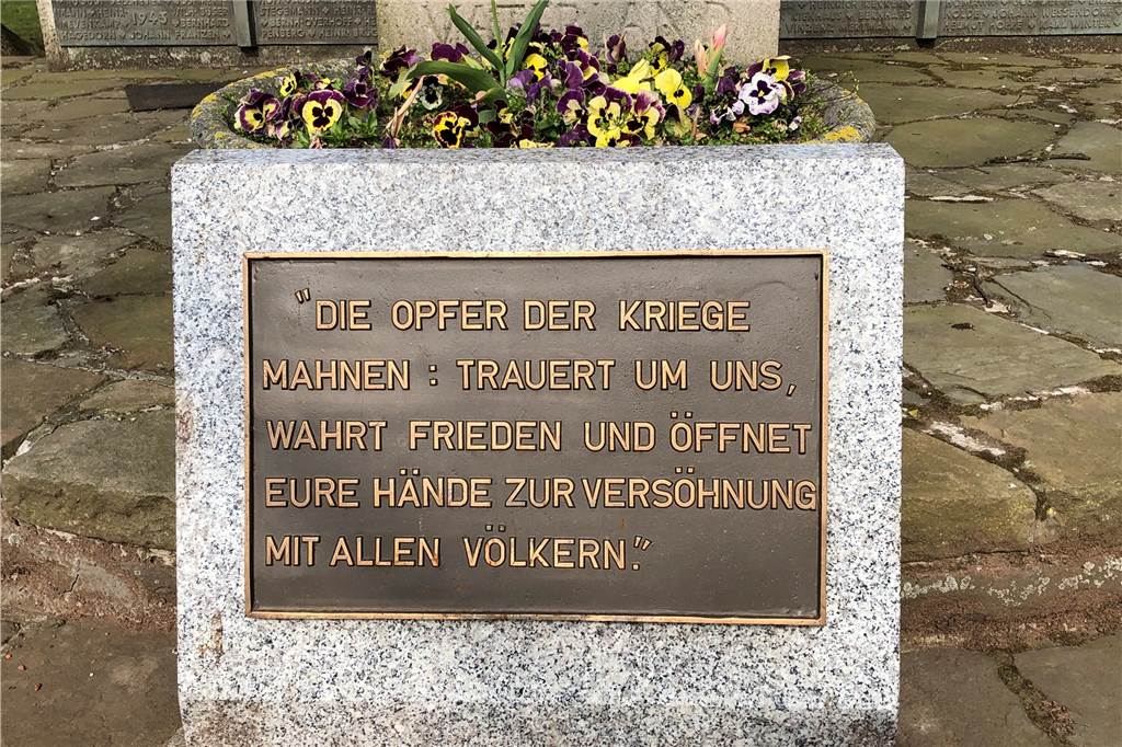 Schande oder Ehre? - Debatte über das Mahnmal in Lippramsdorf Diese Tafel wurde 1985 ergänzend aufgestellt.