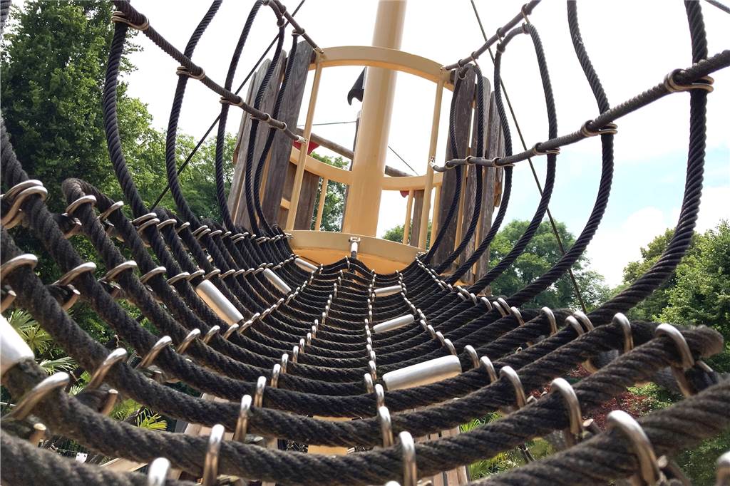 Der Rombergpark in Dortmund hat eine neue Attraktion Diese Taue verbinden die einzelnen Schiffsteile.