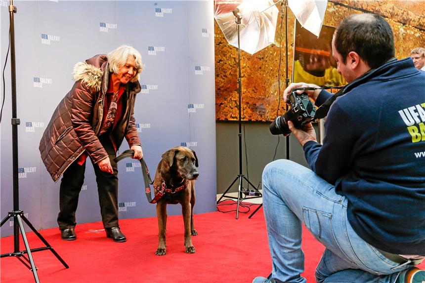 Möchtegern-TV-Stars hoffen in der Thier-Galerie auf den Durchbruch Diese Teilnehmerin stand mit Hund vor der Kamera beim Casting in der Thier-Galerie.