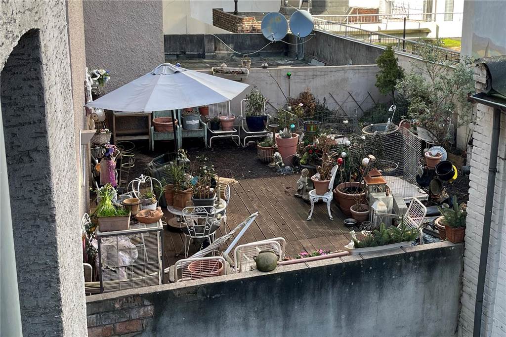 Hunde lebten „wie im Knast“: Frau hielt 41 Tiere - Nachbarn berichten Diese Terrasse im engen Innenhof war der einzige Auslauf für die Hunde. Sie sei voller Kot und Urin gewesen, berichtet der Hausverwalter des Nachbarhauses.