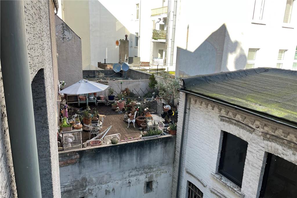 Zu Besuch im Hunde-Haus in der Nordstadt: „Ich war Mami für die“ Ein Blick auf die Terrasse des Hauses, aufgenommen aus einem Nachbarhaus.