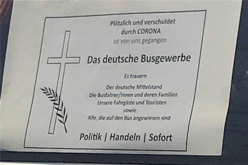 Coronavirus: Busunternehmer machten ihren Frust öffentlich Diese „Todesanzeige", mit der sehr drastisch auf die prekäre Lage hingewiesen wurde, war auch im Fenster des Busses von Matthias Kleimann zu sehen.